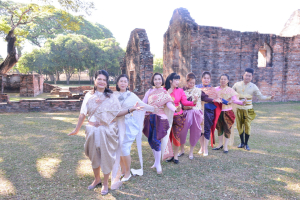 มรท. ร่วมถ่ายทำ MV นุ่งโจงห่มสไบ ประชาสัมพันธ์งานแผ่นดินสมเด็จพระนารายณ์มหาราช