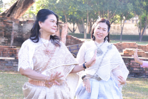 มรท. ร่วมถ่ายทำ MV นุ่งโจงห่มสไบ ประชาสัมพันธ์งานแผ่นดินสมเด็จพระนารายณ์มหาราช