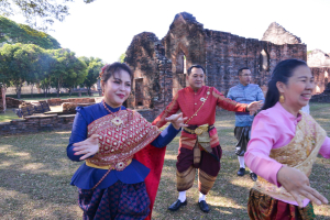 มรท. ร่วมถ่ายทำ MV นุ่งโจงห่มสไบ ประชาสัมพันธ์งานแผ่นดินสมเด็จพระนารายณ์มหาราช