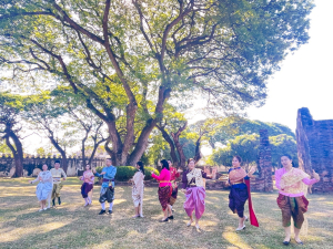 มรท. ร่วมถ่ายทำ MV นุ่งโจงห่มสไบ ประชาสัมพันธ์งานแผ่นดินสมเด็จพระนารายณ์มหาราช