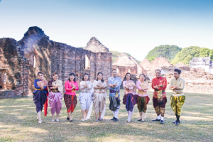 มรท. ร่วมถ่ายทำ MV นุ่งโจงห่มสไบ ประชาสัมพันธ์งานแผ่นดินสมเด็จพระนารายณ์มหาราช
