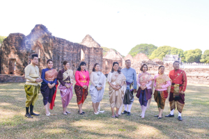 มรท. ร่วมถ่ายทำ MV นุ่งโจงห่มสไบ ประชาสัมพันธ์งานแผ่นดินสมเด็จพระนารายณ์มหาราช