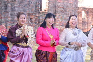 มรท. ร่วมถ่ายทำ MV นุ่งโจงห่มสไบ ประชาสัมพันธ์งานแผ่นดินสมเด็จพระนารายณ์มหาราช