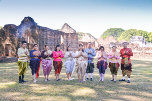 มรท. ร่วมถ่ายทำ MV นุ่งโจงห่มสไบ ประชาสัมพันธ์งานแผ่นดินสมเด็จพระนารายณ์มหาราช