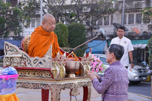 มรท. ร่วมพิธีทำบุญตักบาตรวันส่งท้ายปีเก่า ต้อนรับปีใหม่