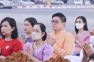 มรท. ร่วมพิธีทำบุญตักบาตรวันส่งท้ายปีเก่า ต้อนรับปีใหม่