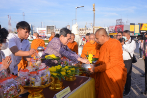มรท. ร่วมพิธีทำบุญตักบาตรวันส่งท้ายปีเก่า ต้อนรับปีใหม่