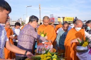 มรท. ร่วมพิธีทำบุญตักบาตรวันส่งท้ายปีเก่า ต้อนรับปีใหม่