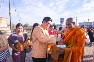 มรท. ร่วมพิธีทำบุญตักบาตรวันส่งท้ายปีเก่า ต้อนรับปีใหม่