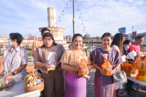 มรท. ร่วมพิธีทำบุญตักบาตรวันส่งท้ายปีเก่า ต้อนรับปีใหม่
