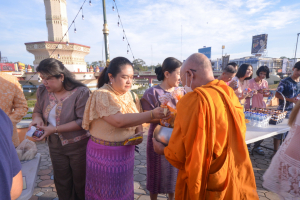 มรท. ร่วมพิธีทำบุญตักบาตรวันส่งท้ายปีเก่า ต้อนรับปีใหม่