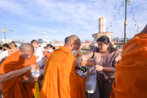 มรท. ร่วมพิธีทำบุญตักบาตรวันส่งท้ายปีเก่า ต้อนรับปีใหม่