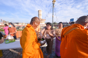 มรท. ร่วมพิธีทำบุญตักบาตรวันส่งท้ายปีเก่า ต้อนรับปีใหม่