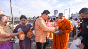มรท. ร่วมพิธีทำบุญตักบาตรวันส่งท้ายปีเก่า ต้อนรับปีใหม่