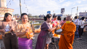 มรท. ร่วมพิธีทำบุญตักบาตรวันส่งท้ายปีเก่า ต้อนรับปีใหม่