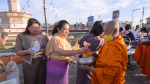 มรท. ร่วมพิธีทำบุญตักบาตรวันส่งท้ายปีเก่า ต้อนรับปีใหม่