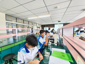 ศูนย์วิทยาศาสตร์จัดค่ายวิทยาศาสตร์ให้นักเรียนโรงเรียนพระนารายณ์