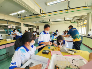 ศูนย์วิทยาศาสตร์จัดค่ายวิทยาศาสตร์ให้นักเรียนโรงเรียนพระนารายณ์