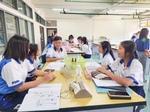 ศูนย์วิทยาศาสตร์จัดค่ายวิทยาศาสตร์ให้นักเรียนโรงเรียนพระนารายณ์