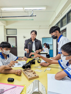 ศูนย์วิทยาศาสตร์จัดค่ายวิทยาศาสตร์ให้นักเรียนโรงเรียนพระนารายณ์