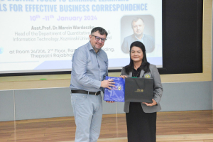 ศูนย์ภาษาจัดอบรมการใช้ Digital Tools to Enhance Learners Soft Skills for Effective Business Correspondence
