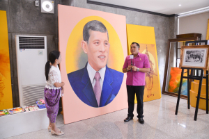 สนง.ปชส.จ.ลพบุรี สัมภาษณ์ ผอ.สำนักศิลปะและวัฒนธรรม เกี่ยวกับการจัดแสดงนิทรรศการเทิดพระเกียรติพระบาทสมเด็จพระเจ้าอยู่หัวที่จะจัดแสดงในงานแผ่นดินสมเด็จพระนารายณ์มหาราช