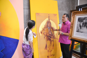 สนง.ปชส.จ.ลพบุรี สัมภาษณ์ ผอ.สำนักศิลปะและวัฒนธรรม เกี่ยวกับการจัดแสดงนิทรรศการเทิดพระเกียรติพระบาทสมเด็จพระเจ้าอยู่หัวที่จะจัดแสดงในงานแผ่นดินสมเด็จพระนารายณ์มหาราช