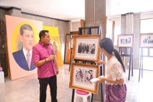 สนง.ปชส.จ.ลพบุรี สัมภาษณ์ ผอ.สำนักศิลปะและวัฒนธรรม เกี่ยวกับการจัดแสดงนิทรรศการเทิดพระเกียรติพระบาทสมเด็จพระเจ้าอยู่หัวที่จะจัดแสดงในงานแผ่นดินสมเด็จพระนารายณ์มหาราช