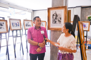 สนง.ปชส.จ.ลพบุรี สัมภาษณ์ ผอ.สำนักศิลปะและวัฒนธรรม เกี่ยวกับการจัดแสดงนิทรรศการเทิดพระเกียรติพระบาทสมเด็จพระเจ้าอยู่หัวที่จะจัดแสดงในงานแผ่นดินสมเด็จพระนารายณ์มหาราช