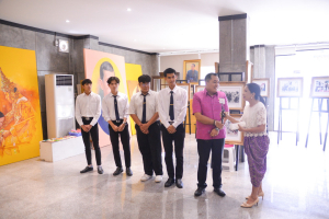 สนง.ปชส.จ.ลพบุรี สัมภาษณ์ ผอ.สำนักศิลปะและวัฒนธรรม เกี่ยวกับการจัดแสดงนิทรรศการเทิดพระเกียรติพระบาทสมเด็จพระเจ้าอยู่หัวที่จะจัดแสดงในงานแผ่นดินสมเด็จพระนารายณ์มหาราช