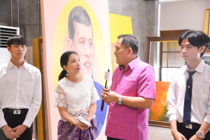 สนง.ปชส.จ.ลพบุรี สัมภาษณ์ ผอ.สำนักศิลปะและวัฒนธรรม เกี่ยวกับการจัดแสดงนิทรรศการเทิดพระเกียรติพระบาทสมเด็จพระเจ้าอยู่หัวที่จะจัดแสดงในงานแผ่นดินสมเด็จพระนารายณ์มหาราช