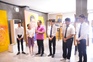 สนง.ปชส.จ.ลพบุรี สัมภาษณ์ ผอ.สำนักศิลปะและวัฒนธรรม เกี่ยวกับการจัดแสดงนิทรรศการเทิดพระเกียรติพระบาทสมเด็จพระเจ้าอยู่หัวที่จะจัดแสดงในงานแผ่นดินสมเด็จพระนารายณ์มหาราช