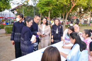 อธิการบดี มรท. นำคณะผู้บริหาร ร่วมเดินแบบผ้าไทยในกิจกรรมเดินแบบผ้าไทย โครงการรักษ์ภูษาศิลป์ถิ่นละโว้ ผ้าไทยใส่ให้สนุก