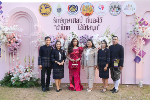 อธิการบดี มรท. นำคณะผู้บริหาร ร่วมเดินแบบผ้าไทยในกิจกรรมเดินแบบผ้าไทย โครงการรักษ์ภูษาศิลป์ถิ่นละโว้ ผ้าไทยใส่ให้สนุก