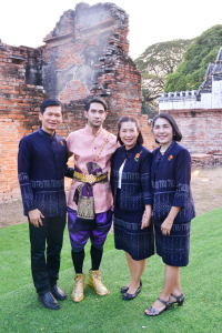 อธิการบดี มรท. นำคณะผู้บริหาร ร่วมเดินแบบผ้าไทยในกิจกรรมเดินแบบผ้าไทย โครงการรักษ์ภูษาศิลป์ถิ่นละโว้ ผ้าไทยใส่ให้สนุก