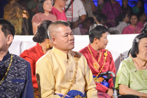 อธิการบดี มรท. นำคณะผู้บริหาร ร่วมเดินแบบผ้าไทยในกิจกรรมเดินแบบผ้าไทย โครงการรักษ์ภูษาศิลป์ถิ่นละโว้ ผ้าไทยใส่ให้สนุก