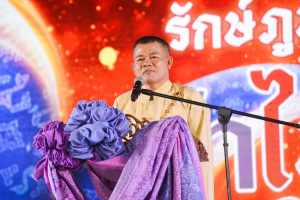 อธิการบดี มรท. นำคณะผู้บริหาร ร่วมเดินแบบผ้าไทยในกิจกรรมเดินแบบผ้าไทย โครงการรักษ์ภูษาศิลป์ถิ่นละโว้ ผ้าไทยใส่ให้สนุก