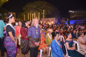 อธิการบดี มรท. นำคณะผู้บริหาร ร่วมเดินแบบผ้าไทยในกิจกรรมเดินแบบผ้าไทย โครงการรักษ์ภูษาศิลป์ถิ่นละโว้ ผ้าไทยใส่ให้สนุก