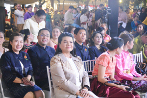 อธิการบดี มรท. นำคณะผู้บริหาร ร่วมเดินแบบผ้าไทยในกิจกรรมเดินแบบผ้าไทย โครงการรักษ์ภูษาศิลป์ถิ่นละโว้ ผ้าไทยใส่ให้สนุก