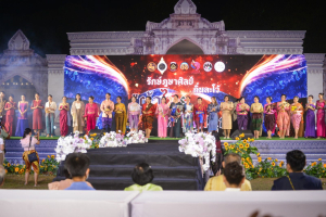 อธิการบดี มรท. นำคณะผู้บริหาร ร่วมเดินแบบผ้าไทยในกิจกรรมเดินแบบผ้าไทย โครงการรักษ์ภูษาศิลป์ถิ่นละโว้ ผ้าไทยใส่ให้สนุก