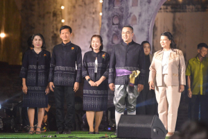 อธิการบดี มรท. นำคณะผู้บริหาร ร่วมเดินแบบผ้าไทยในกิจกรรมเดินแบบผ้าไทย โครงการรักษ์ภูษาศิลป์ถิ่นละโว้ ผ้าไทยใส่ให้สนุก