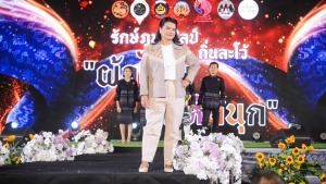 อธิการบดี มรท. นำคณะผู้บริหาร ร่วมเดินแบบผ้าไทยในกิจกรรมเดินแบบผ้าไทย โครงการรักษ์ภูษาศิลป์ถิ่นละโว้ ผ้าไทยใส่ให้สนุก