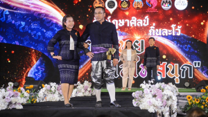 อธิการบดี มรท. นำคณะผู้บริหาร ร่วมเดินแบบผ้าไทยในกิจกรรมเดินแบบผ้าไทย โครงการรักษ์ภูษาศิลป์ถิ่นละโว้ ผ้าไทยใส่ให้สนุก