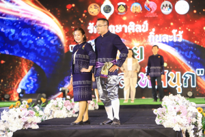อธิการบดี มรท. นำคณะผู้บริหาร ร่วมเดินแบบผ้าไทยในกิจกรรมเดินแบบผ้าไทย โครงการรักษ์ภูษาศิลป์ถิ่นละโว้ ผ้าไทยใส่ให้สนุก