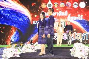 อธิการบดี มรท. นำคณะผู้บริหาร ร่วมเดินแบบผ้าไทยในกิจกรรมเดินแบบผ้าไทย โครงการรักษ์ภูษาศิลป์ถิ่นละโว้ ผ้าไทยใส่ให้สนุก