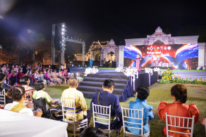 อธิการบดี มรท. นำคณะผู้บริหาร ร่วมเดินแบบผ้าไทยในกิจกรรมเดินแบบผ้าไทย โครงการรักษ์ภูษาศิลป์ถิ่นละโว้ ผ้าไทยใส่ให้สนุก