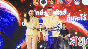 อธิการบดี มรท. นำคณะผู้บริหาร ร่วมเดินแบบผ้าไทยในกิจกรรมเดินแบบผ้าไทย โครงการรักษ์ภูษาศิลป์ถิ่นละโว้ ผ้าไทยใส่ให้สนุก