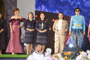อธิการบดี มรท. นำคณะผู้บริหาร ร่วมเดินแบบผ้าไทยในกิจกรรมเดินแบบผ้าไทย โครงการรักษ์ภูษาศิลป์ถิ่นละโว้ ผ้าไทยใส่ให้สนุก