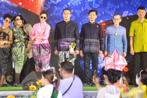 อธิการบดี มรท. นำคณะผู้บริหาร ร่วมเดินแบบผ้าไทยในกิจกรรมเดินแบบผ้าไทย โครงการรักษ์ภูษาศิลป์ถิ่นละโว้ ผ้าไทยใส่ให้สนุก