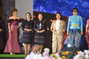 อธิการบดี มรท. นำคณะผู้บริหาร ร่วมเดินแบบผ้าไทยในกิจกรรมเดินแบบผ้าไทย โครงการรักษ์ภูษาศิลป์ถิ่นละโว้ ผ้าไทยใส่ให้สนุก